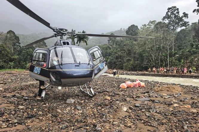 MISI NEKAD BNPB Tembus Awan Beku! Helikopter PK-RTQ Mendarat Sunyi di Pinggiran Sungai Aek Sihaporas
