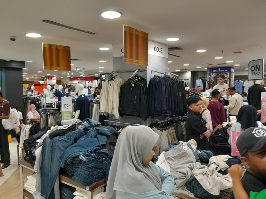 Serbu Diskon Lebaran, Mal di Pekanbaru Membeludak Sampai Parkiran Full