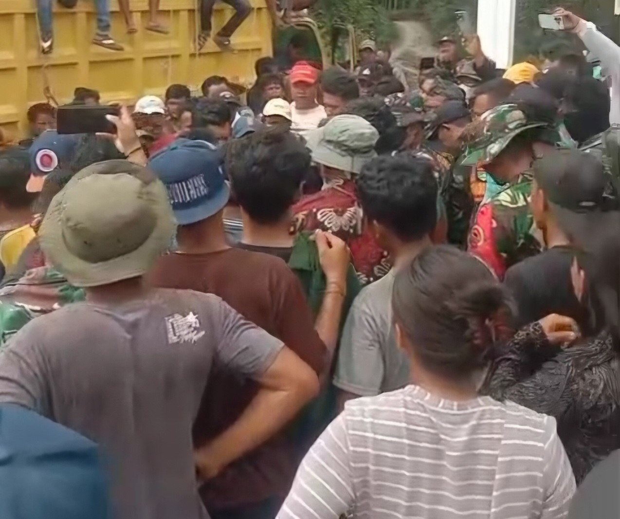 MEMANAS! Warga Tesso Nilo Berani Usir Pasukan TNI, Plang Dirusak: Kodam Ungkap Reaksi dan Strategi Menghindari