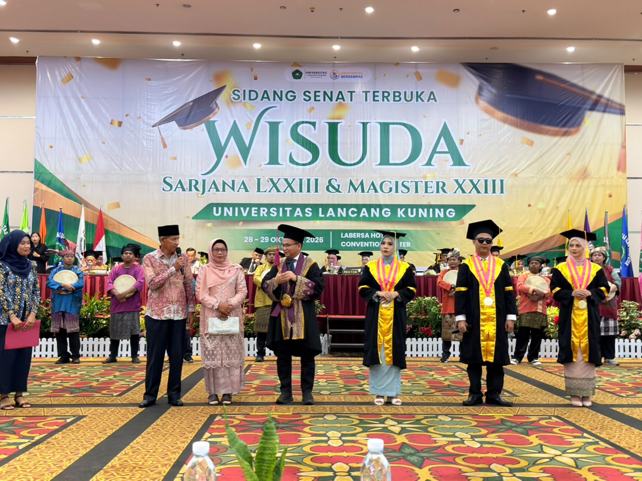 Haru Wisuda UNILAK Pekanbaru: Mahasiswa Disabilitas Raih Gelar Sarjana, Tangis Orang Tua Pecah di Hadapan Rekt