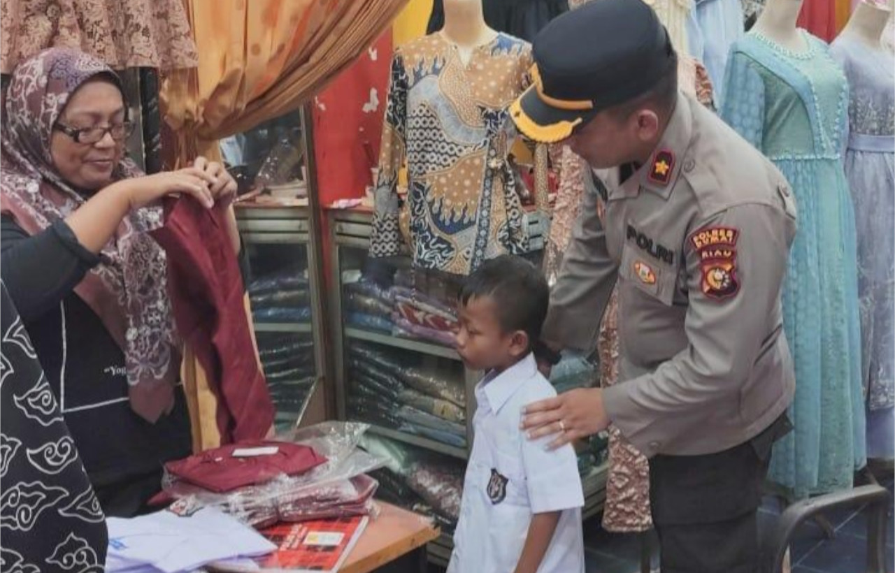 Seragam Harapan Bocah SD di Dumai: Kala Polisi Hadir saat Token Listrik Berbunyi Pilu