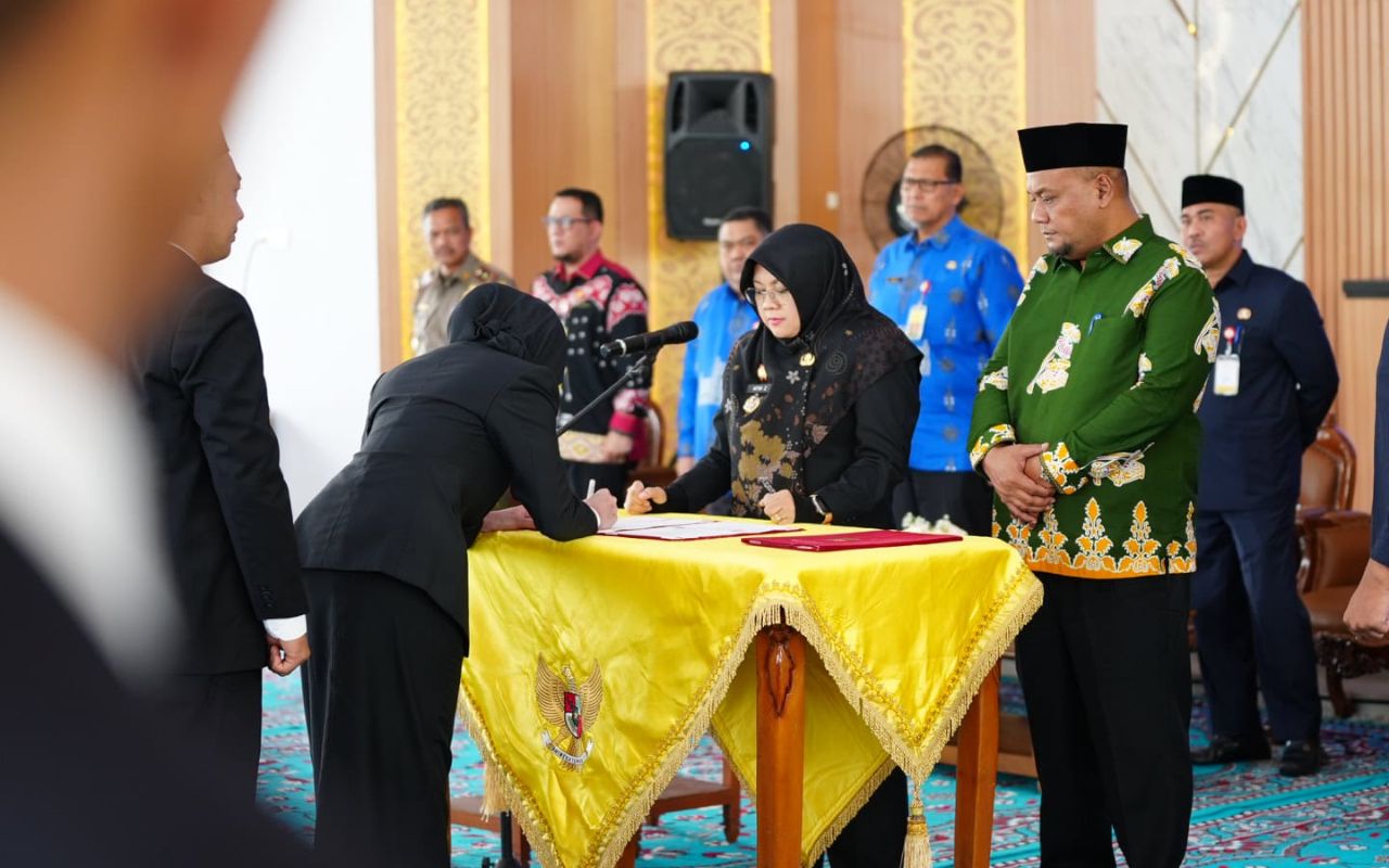 Bupati Afni Lantik 60 Pejabat Administrator dan Pengawas, Tekankan ASN Melayani Masyarakat. 