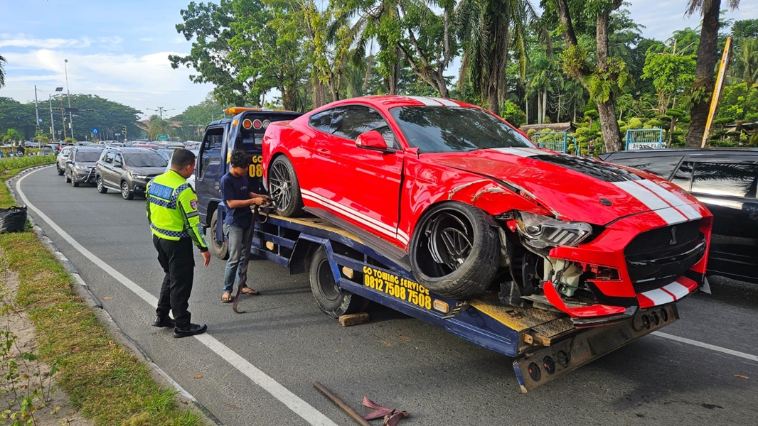 HOROR! Ford Mustang Rp2,5 Miliar Hancur Tabrak Pohon di Pekanbaru, Pengemudi Kaget Injak Gas!