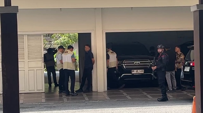 KPK Geledah Rumah Dinas Gubernur Riau Abdul Wahid, Sita Dokumen Penting Terkait Kasus Suap