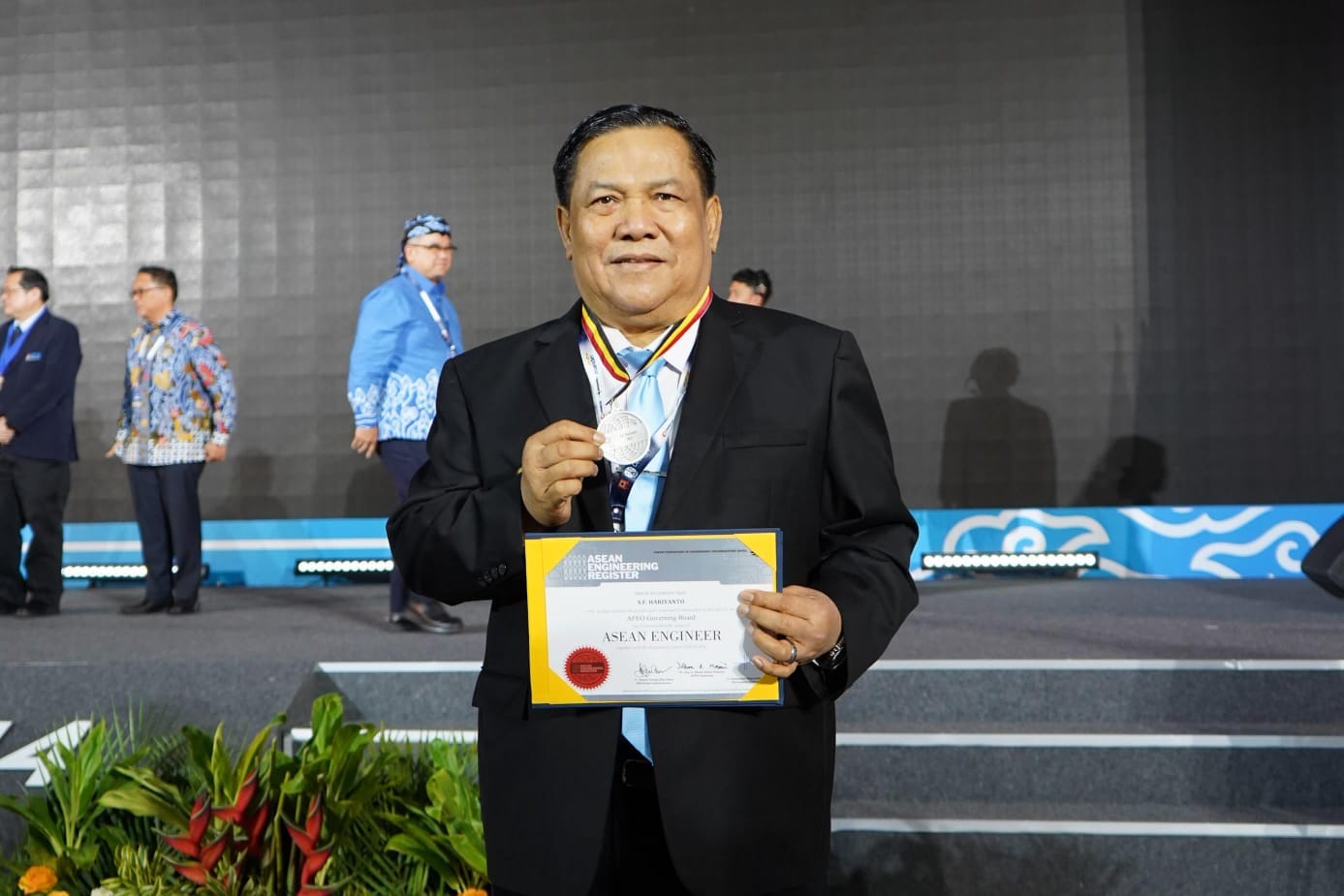 Plt Gubernur Riau SF Hariyanto Raih Gelar ASEAN Engineer di Bandung