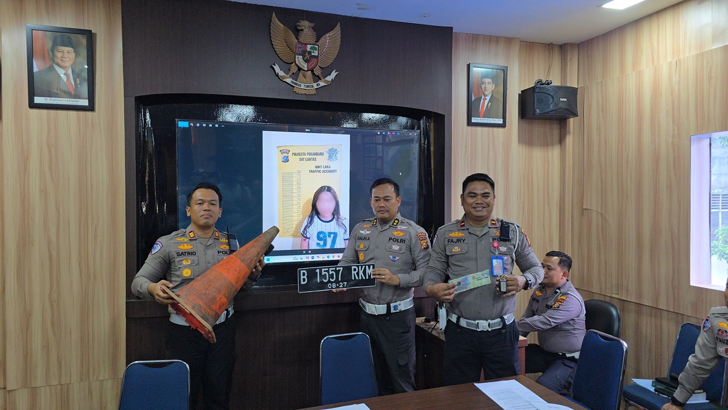 Nekat Video Call Sambil Nyetir, Cewek Raize Maut Hantam Petugas Jalan Hingga Tewas