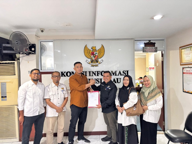 Langkah Berani! Pemkab Kampar Jadi yang Pertama Serahkan Dokumen SAQ ke KI Riau 2025