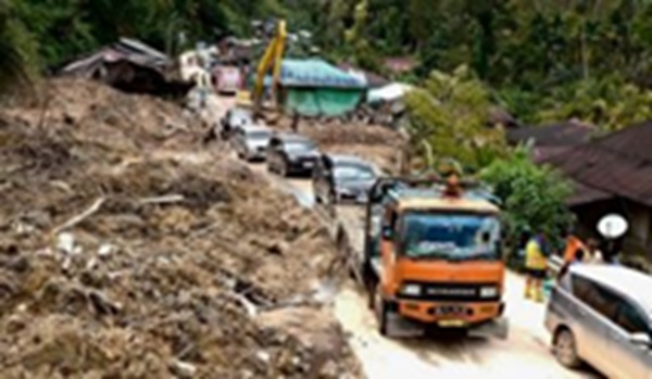 JALUR SUMATERA UTARA ‘MENGGILA’! TNI-BNPB Gasak Longsor Maut, Akses Tarutung-Padang Sidempuan Mulai Terbuka!