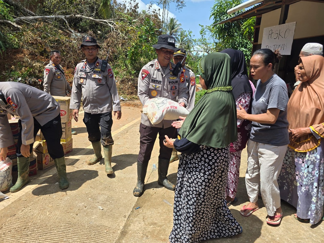 Brimob Tembus 11 Titik Longsor di Agam, Selamatkan 1.500 Warga yang Terisolir Sepekan