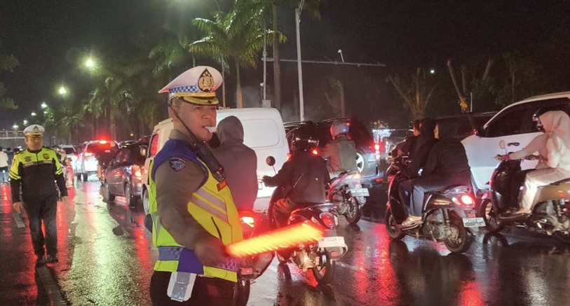 Pengamanan Lalu Lintas Pekanbaru Sukses Besar! Ditlantas Polda Riau Terjang Hujan Demi Malam Tahun Baru 2026