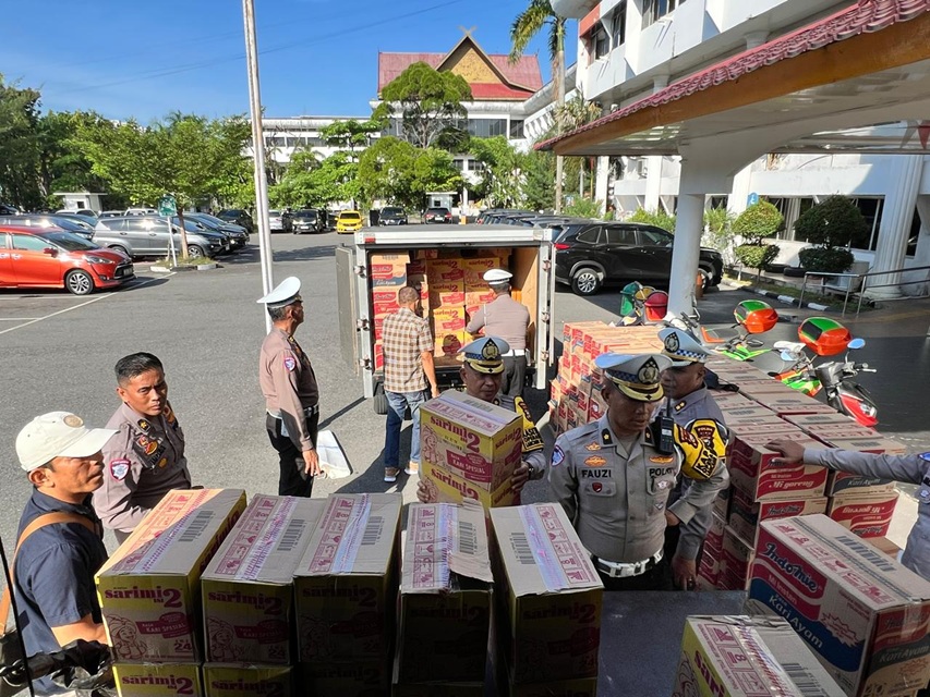 Gelombang Empati Meledak! Personel Ditlantas Polda Riau PATUNGAN Kirim Bantuan ke Korban Siklon Tropis Senyar