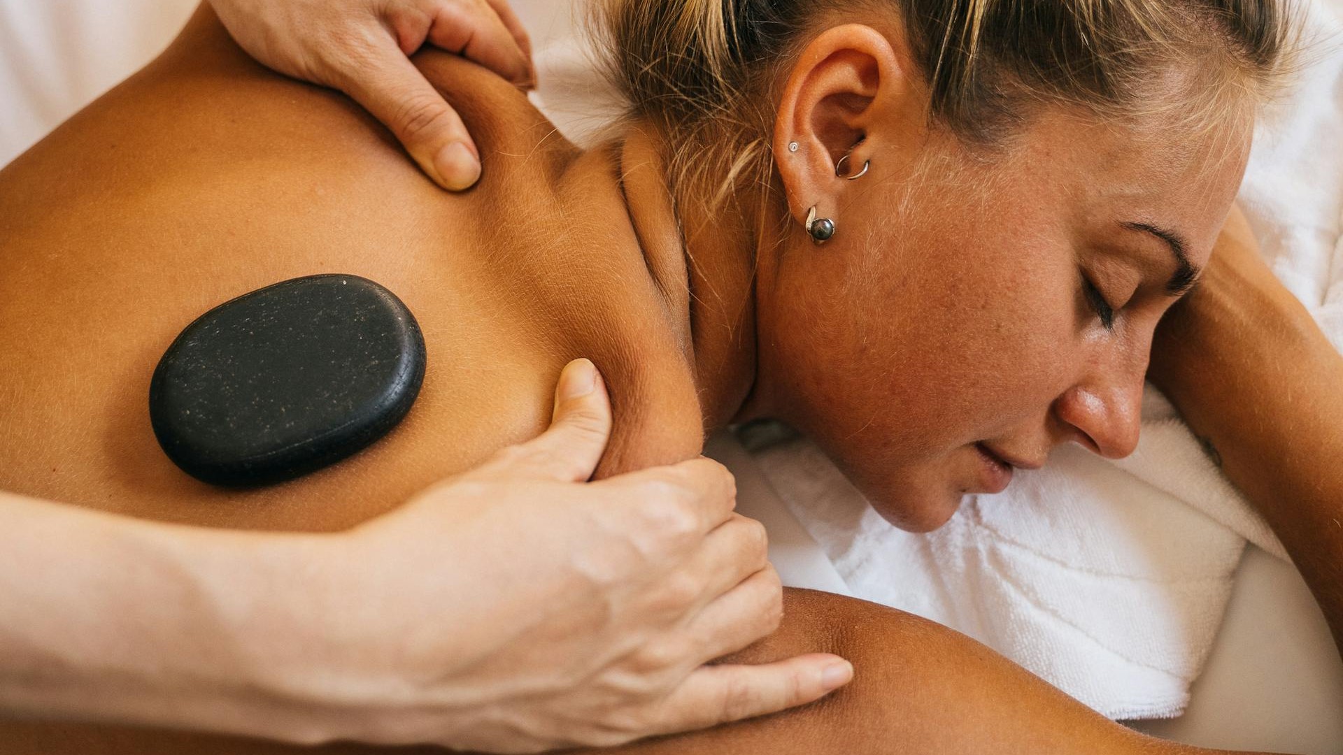 Mengenal Terapi Hot Stone dan 7 Manfaatnya bagi Tubuh