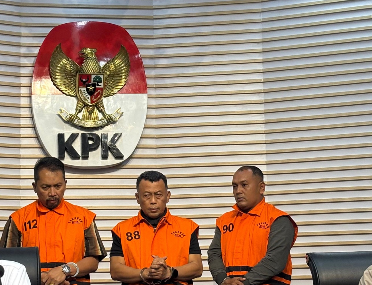 GEGER! KPK Sita Dokumen Anggaran Krusial Saat Geledah Kantor Gubernur Riau, Cari Bukti Pemerasan!