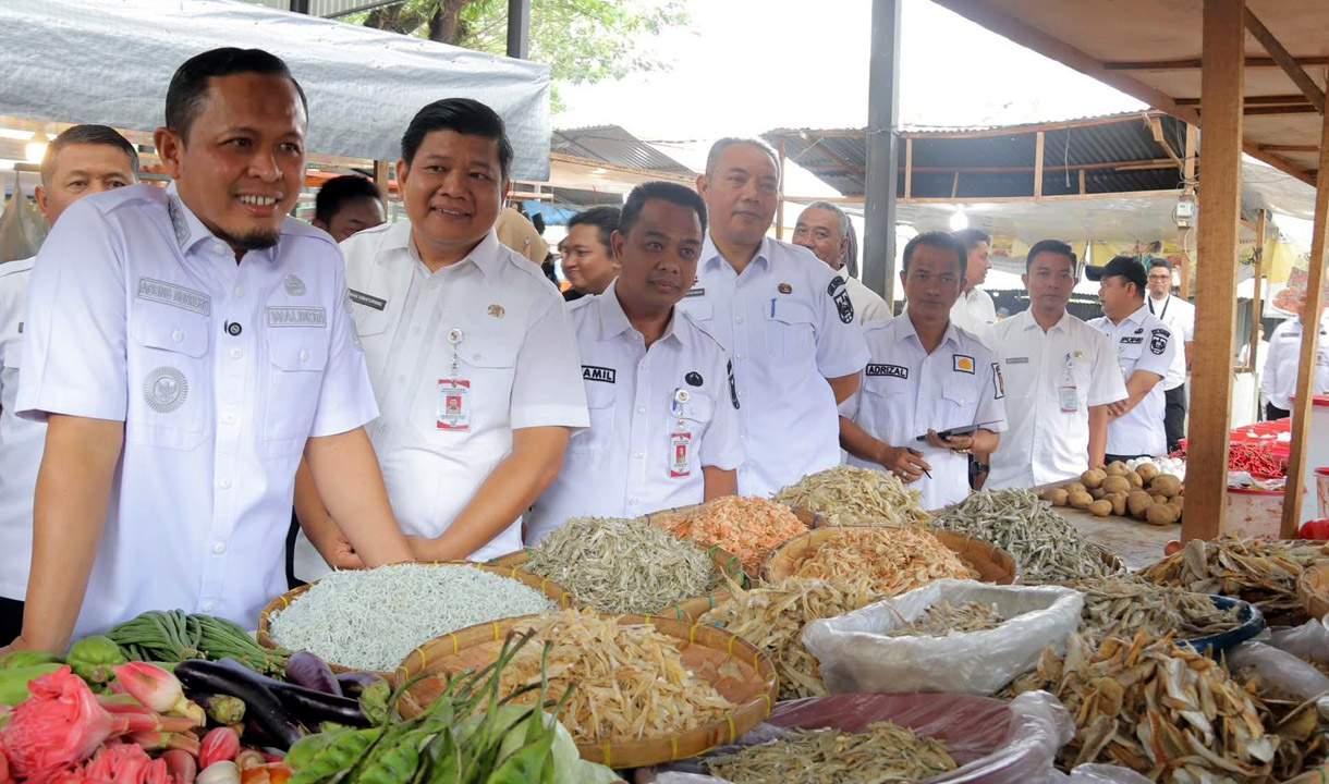 Wali Kota Tinjau Pasar Palapa, Bahas Solusi Turunnya Daya Beli