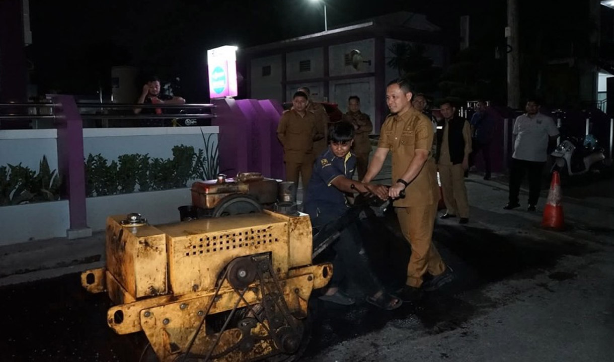 Wali Kota Pekanbaru Turun Tangan Perbaiki Jalan Rusak di Puyuh Mas