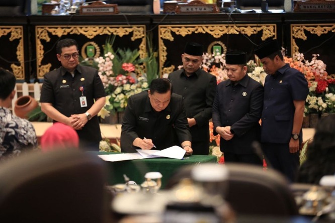 APBD Riau 2026 RESMI DIKETOK Rp8,321 T! Waspada, Anggaran Turun! SF Hariyanto Kejar Kesejahteraan Warga!