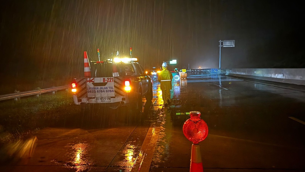 JALUR VITAL TERANCAM! Badai Ekstrem Hajar Tol Trans-Sumatra, Hutama Karya All Out Tangani 12 Titik KRITIS!