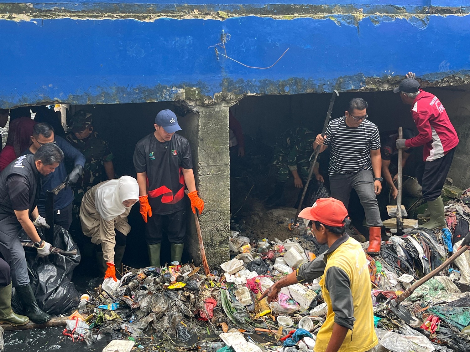 Wali Kota Pekanbaru Agung Nugroho TURUN KE PARIT, Komitmen ZERO Banjir dan Larangan Kantong Plastik DITEKEN!