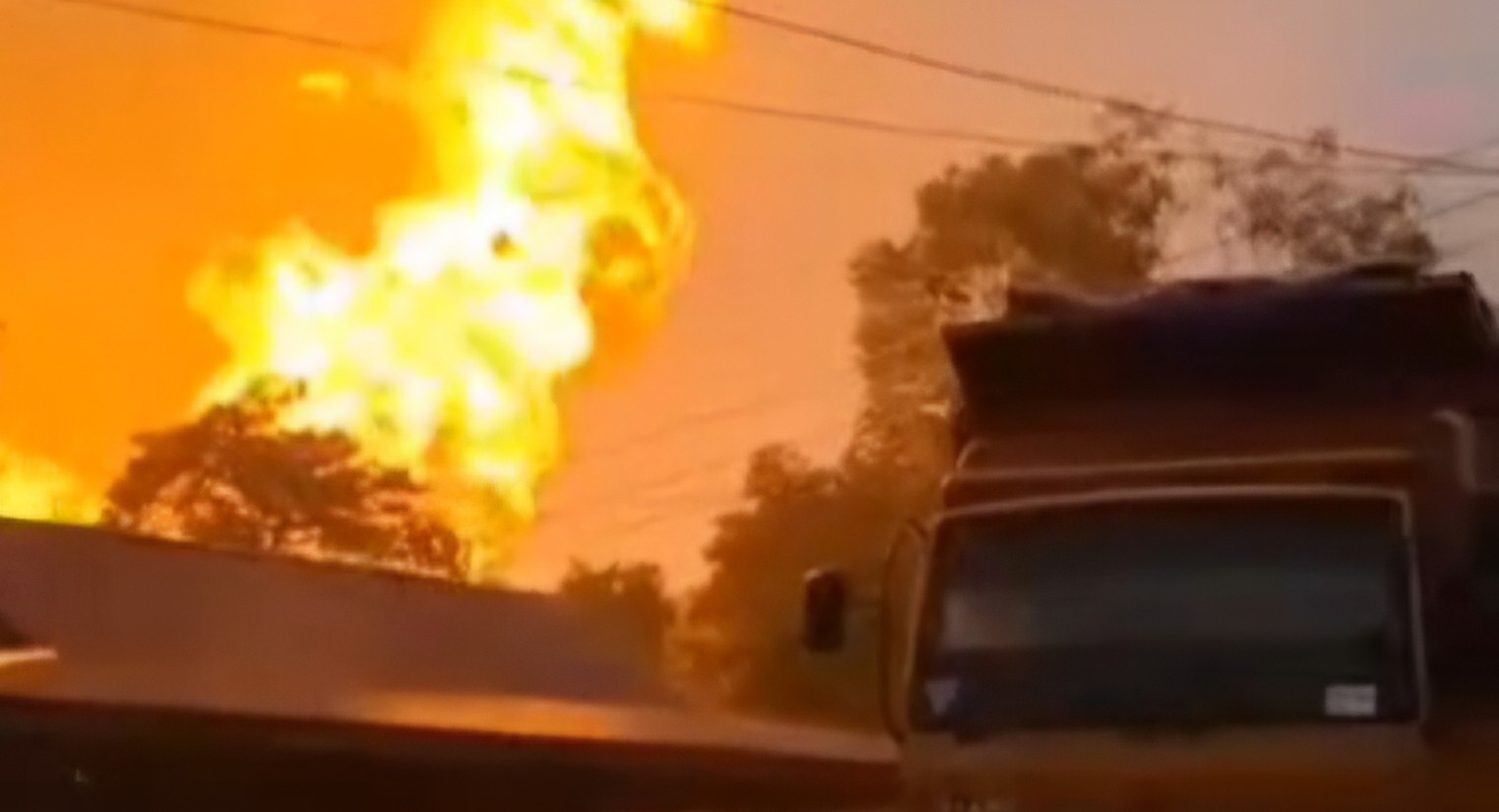 Pipa Gas PT TGI Bocor dan Semburkan Api Setinggi 15 Meter, Polres Inhil Lakukan Pengamanan 