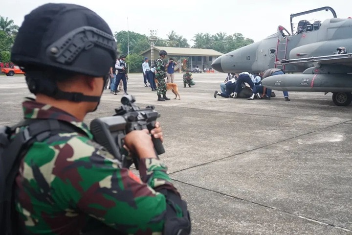 Jet Tempur TNI AU Paksa Pesawat Asing Mendarat: Kedaulatan Udara Indonesia Harga Mati!
