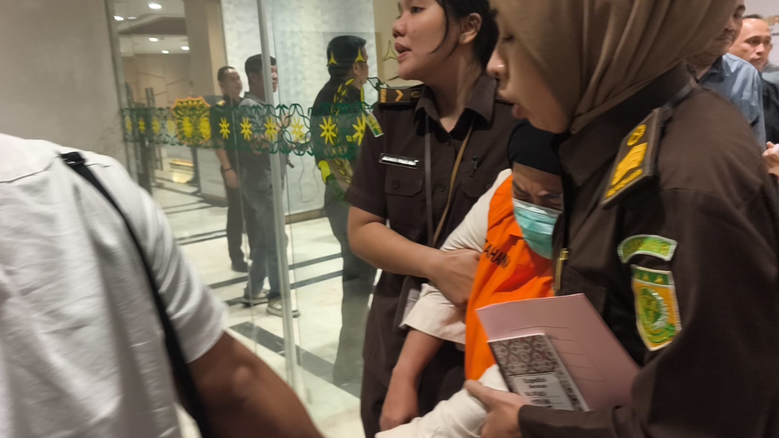 Tersangka Korupsi PI 10 Persen Rohil Pingsan Saat Digiring ke Mobil Tahanan Kejati Riau