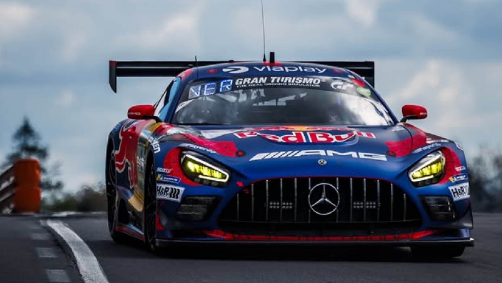 Verstappen Tembus Baris Depan di Nurburgring 24 Hours
