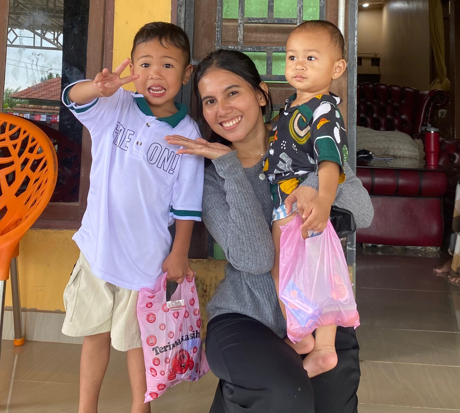 Petugas MBG Bikin Heboh! Balita di Rokan Hilir Terharu Saat Diantar Makanan Sambil Diiringi Gitar