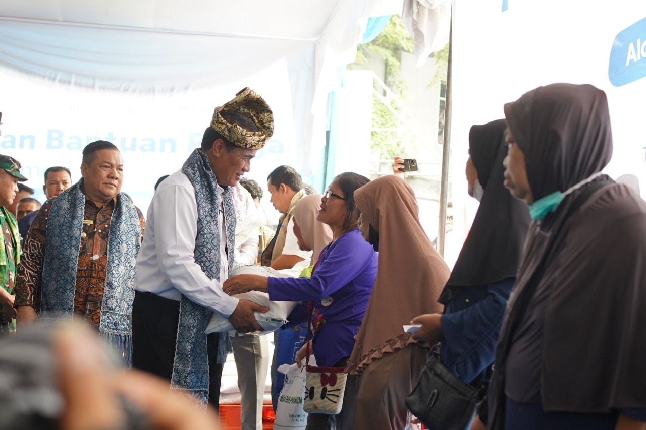 Mentan Amran Banjiri Riau Bantuan Beras 1.814 Ton, Puji Soliditas dan Kekompakan Forkopimda