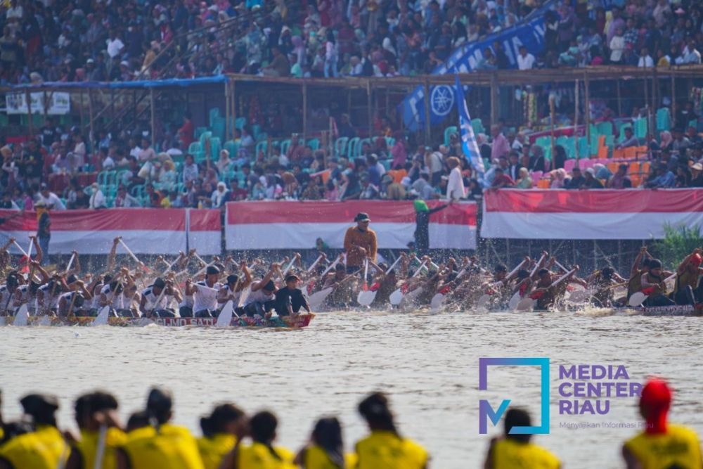 Festival Pacu Jalur 2025 Resmi Dibuka, Ribuan Wisatawan Padati Tepian Narosa