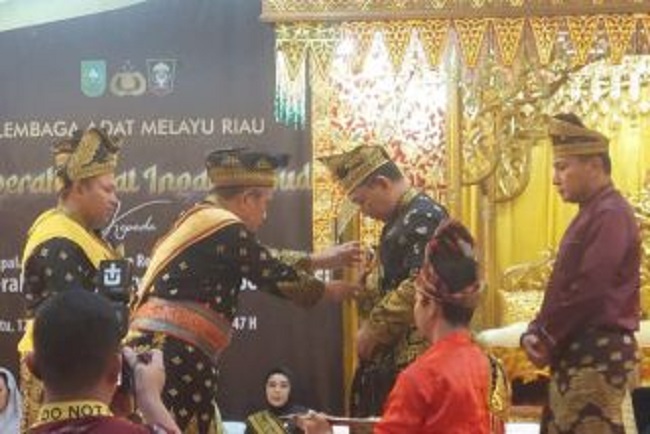 Kapolri Listyo Sigit Terima Anugerah Adat Ingatan Budi dari Lembaga Adat Melayu Riau
