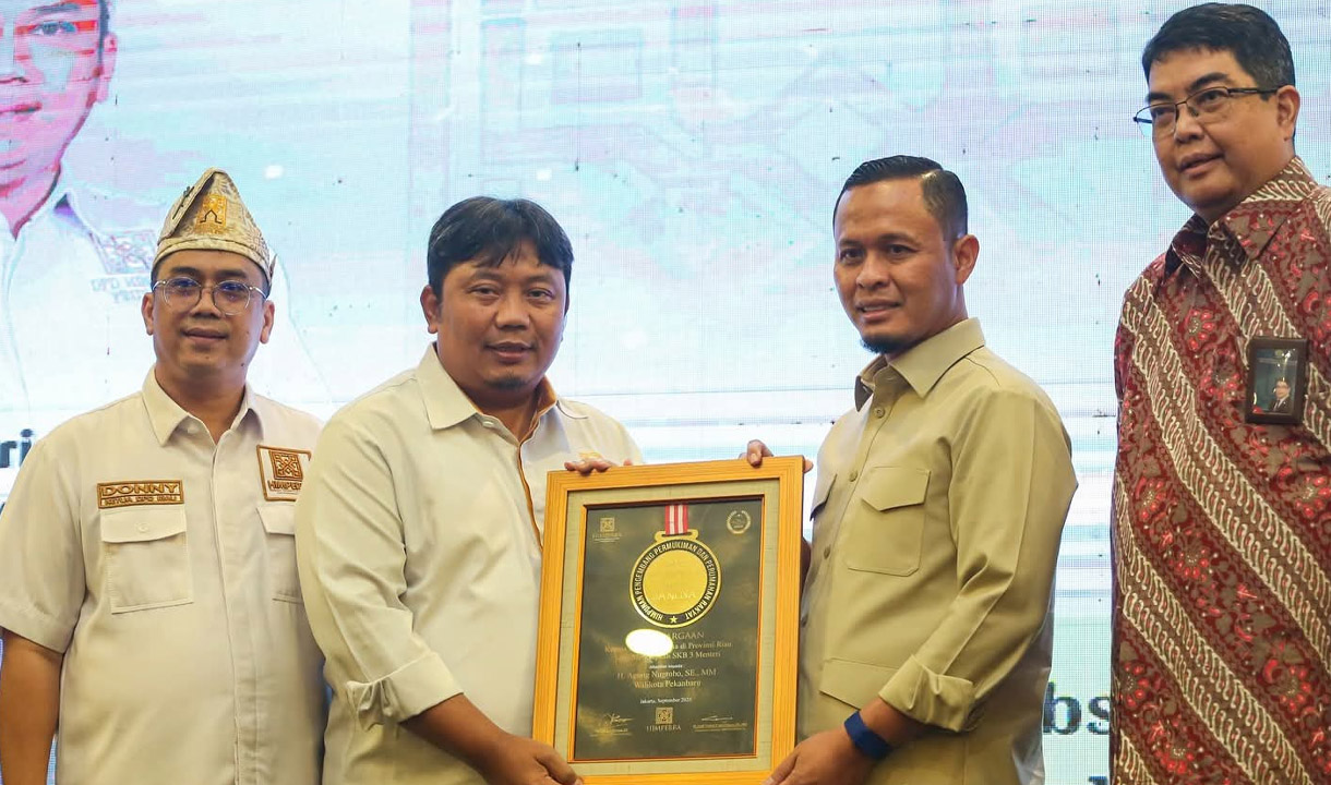 Pertama Implementasikan SKB 3 Menteri, Walikota Agung Terima Penghargaan dari Himperra Riau