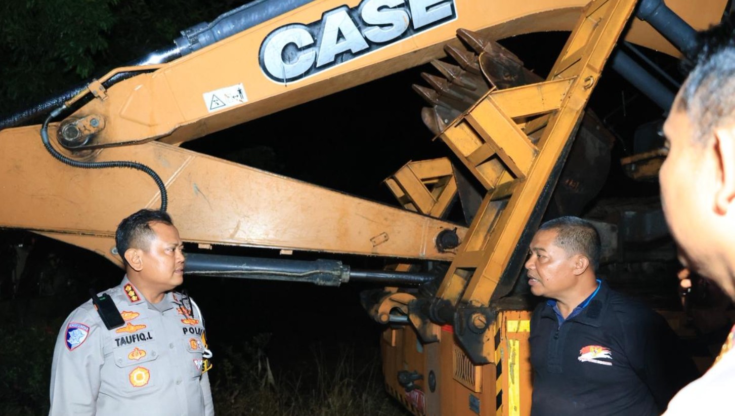 Polda Riau Kembali Kirim 3 Alat Berat Bantu Pemulihan Pascabencana Banjir di Agam
