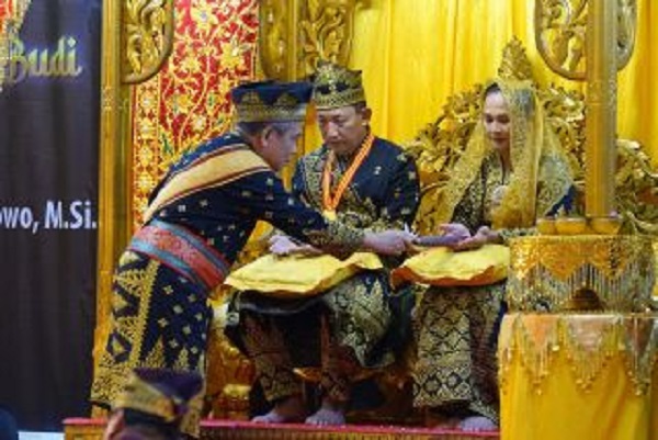 Syair Melayu Riau Bikin Kapolri Listyo Sigit Tunduk Haru di Balai Adat Pekanbaru