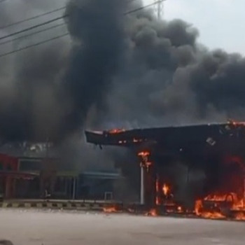 Mobil Terbakar Saat Isi Pertalite, SPBU di Jalintim Pelalawan Hangus Dilalap Api