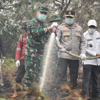 Kapolda Riau dan Pangdam Turun Langsung Padamkan Kebakaran Lahan di Kerumutan