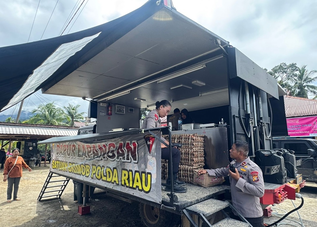 Mobil Dapur Brimob Polda Riau Siapkan 3.000 Porsi Makanan per Hari untuk Pengungsi Longsor di Sumbar