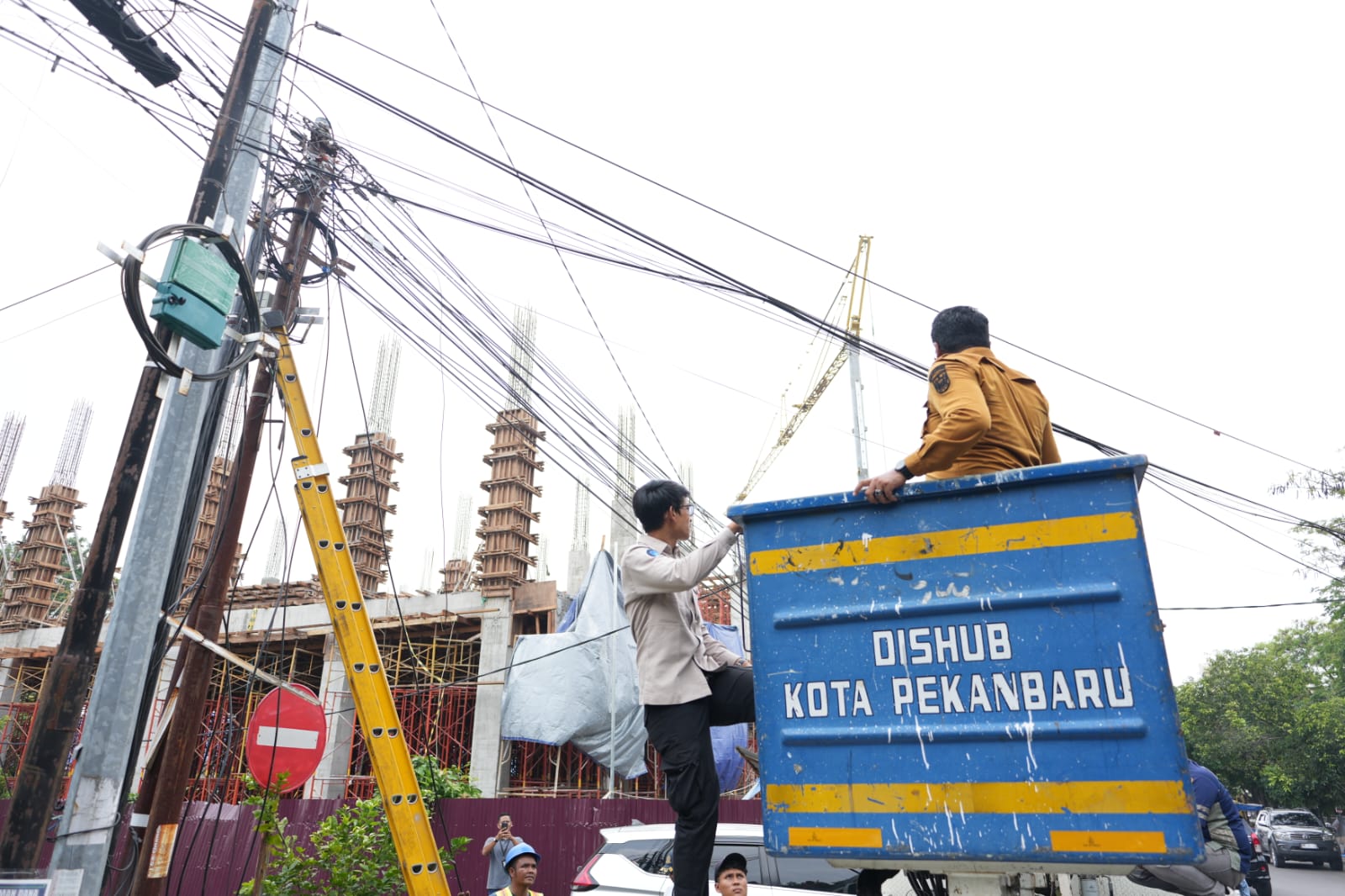 Pemko Pekanbaru Bersih-bersih, Jalan Tertata Lebih Rapi Bebas dari Kabel Semrawut