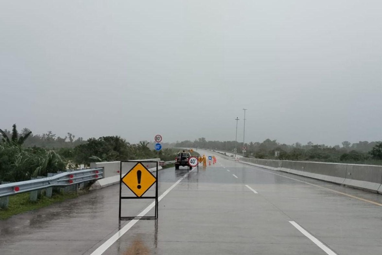 JALAN TOL BINJAI-LANGSA TERENDAM BANJIR 80 CM! HUTAMA KARYA LAKUKAN REKAYASA LALU LINTAS 