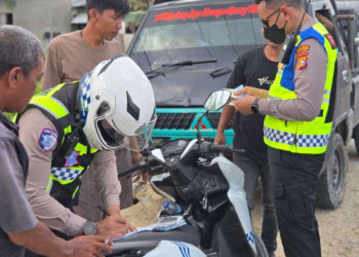 Sopir Bandel Terobos Antrean, Polisi Tilang 10 Mobil di Jalitim Pelalawan