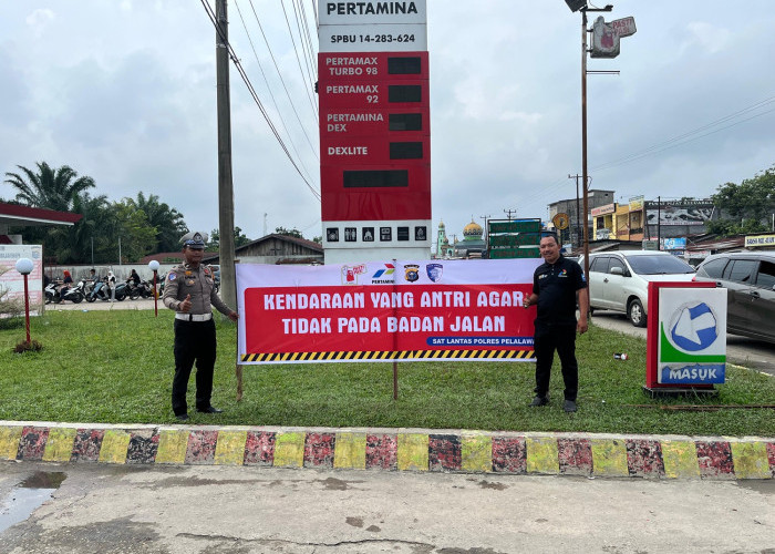 BBM Langka Bikin Jalintim Lumpuh! Antrean SPBU Picu Macet Parah, Polisi Turun Tangan