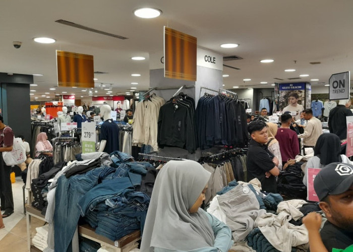 Serbu Diskon Lebaran, Mal di Pekanbaru Membeludak Sampai Parkiran Full