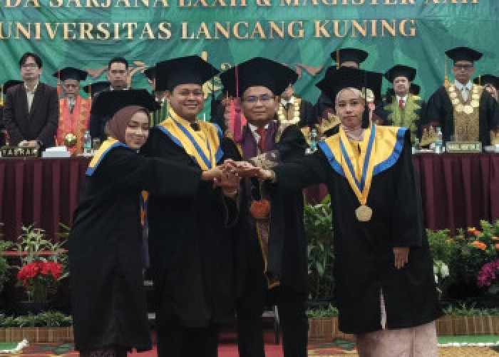 Wisuda Unilak Pekanbaru: Mahasiswa Disabilitas Lulus Cepat 3,5 Tahun