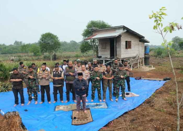 Kapolda Riau dan Pangdam Gelar Salat Istisqa di Lokasi Kebakaran Hutan