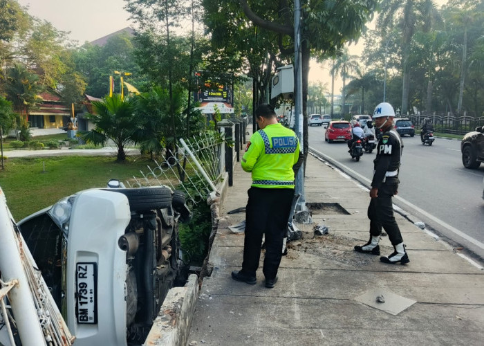Mobil Brio Dikemudikan Anggota TNI Tabrak Tiang CCTV dan Pagar Taman Budaya Pekanbaru