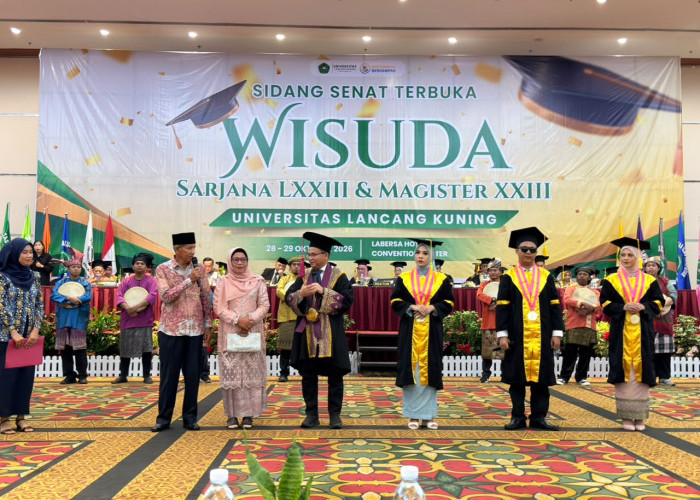 Haru Wisuda UNILAK Pekanbaru: Mahasiswa Disabilitas Raih Gelar Sarjana, Tangis Orang Tua Pecah di Hadapan Rekt