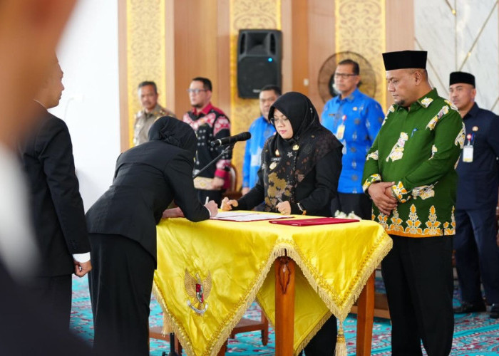 Bupati Afni Lantik 60 Pejabat Administrator dan Pengawas, Tekankan ASN Melayani Masyarakat. 