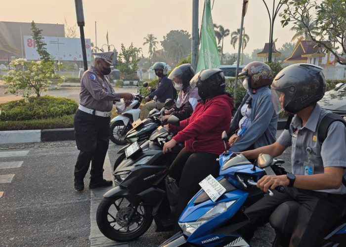 Udara Pekanbaru Buruk akibat Karhutla, Ditlantas Polda Riau Bagikan Ribuan Masker