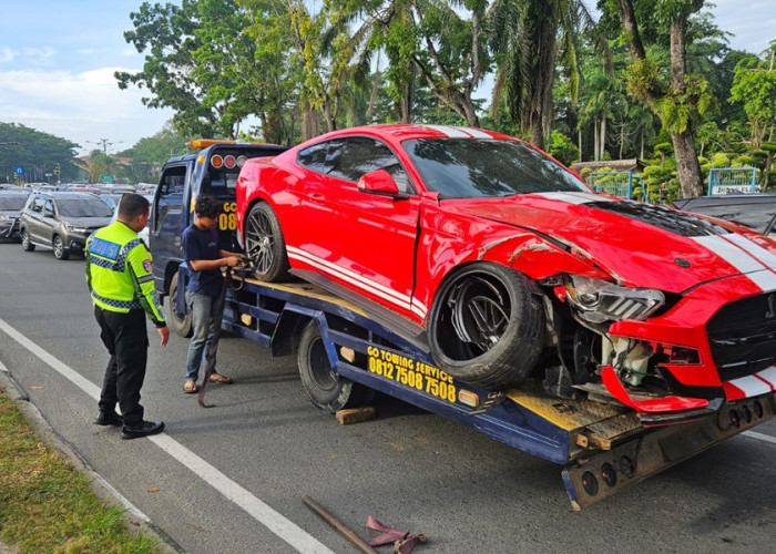 HOROR! Ford Mustang Rp2,5 Miliar Hancur Tabrak Pohon di Pekanbaru, Pengemudi Kaget Injak Gas!