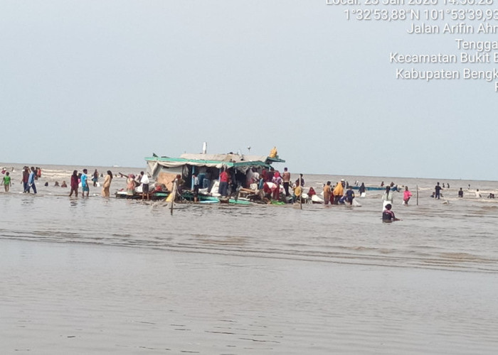 Kapal Muatan Sembako Karam di Perairan Bengkalis, 7 Awak Kapal Berhasil Selamat