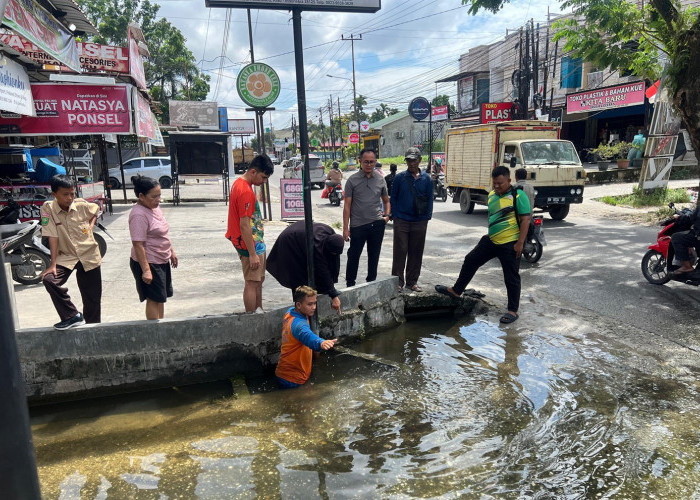 Banjir Pekanbaru Disikat! Lurah Maharatu Turun Gunung Bongkar Drainase Mampet di Hari Libur